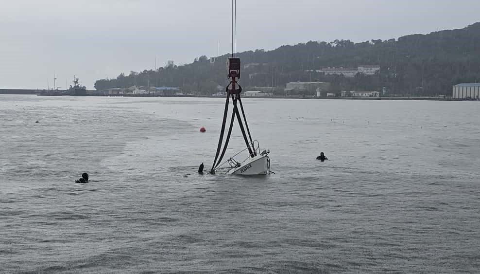 firtinada batan mini yat vinc yardimiyla karaya cikarildi EguuLfTv