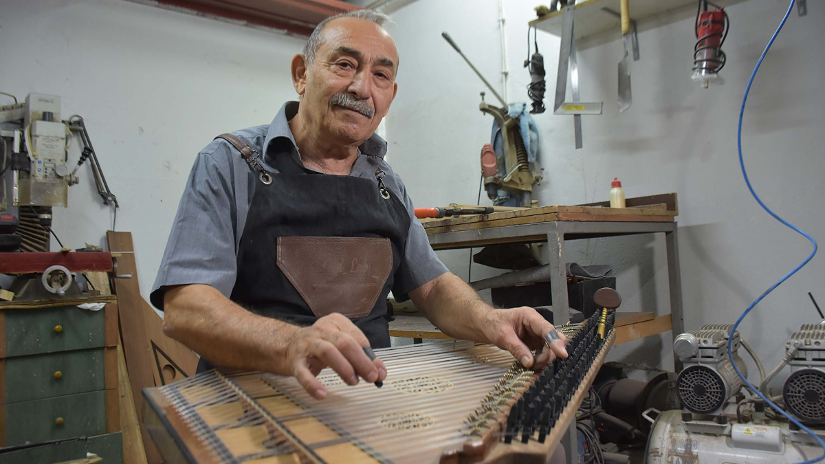 izmirde kendisine yapmak icin basladi 20 yildir kanun uretiyor 1pwBaR5T