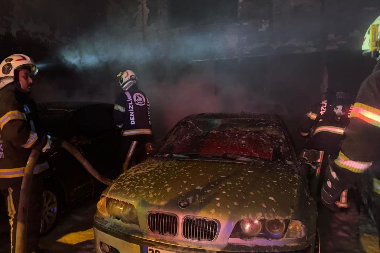 denizlide oto galeride 5 luks otomobil yanarak zarar gordu lZOIaPRX.jpg