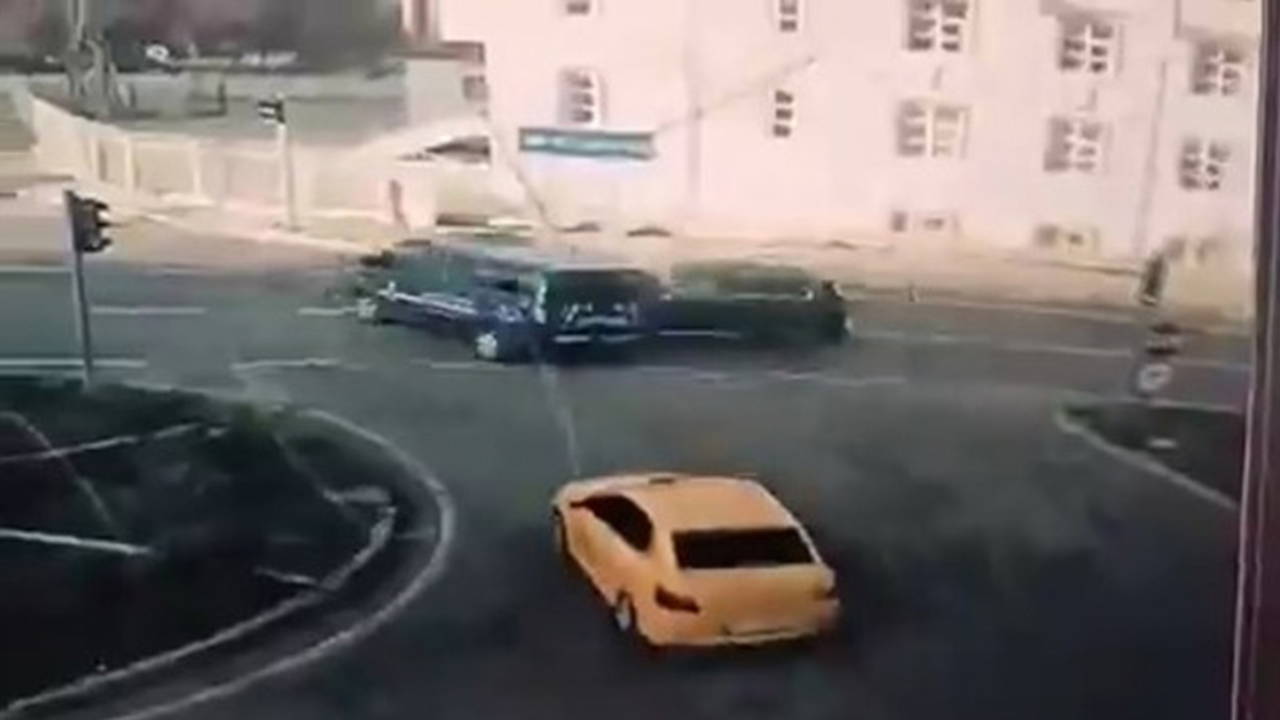 makam araci jandarma minibusune carpti 2 asker yaralandi uKq8cwQR.jpg