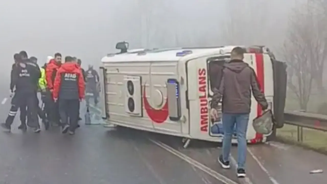 devrilen-ambulanstaki-3-saglik-personeli-yaralandi-SducScve.webp