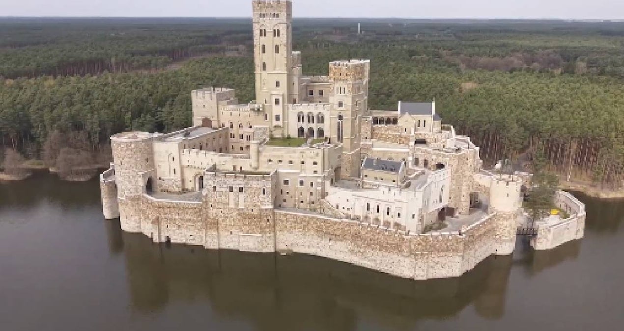 Göz alıcı bir kale gibi görünen Stobnica, gerçek yaşıyla şaşırtıyor