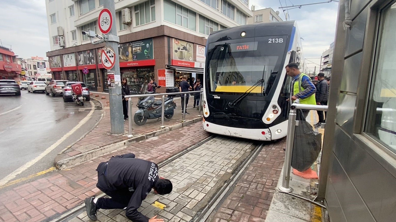 Tramvay Durağında Yavru Kedi Kurtarma Operasyonu: 20 Dakikalık Mücadele